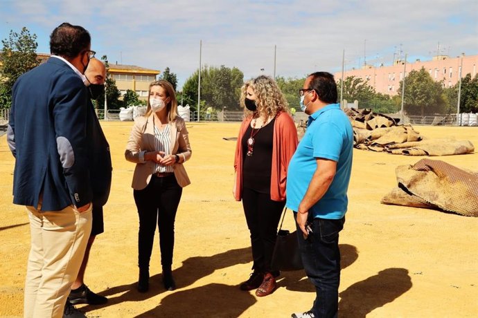 La alcaldesa de Alcalá de Guadaíra, Ana Isabel Jiménez, acompañada de la delegada de Deportes municipal, Rocío Bastida, ha visitado las obras del campo de futbol de Malasmañanas.