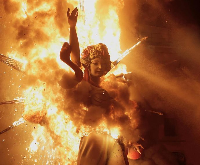 Archivo - El monumento 'Con otra mirada' arde en la Hoguera Oficial de la Plaza del Ayuntamiento de Alicante como parte de las tradicionales fiestas de les Fogueres de Sant Joan.