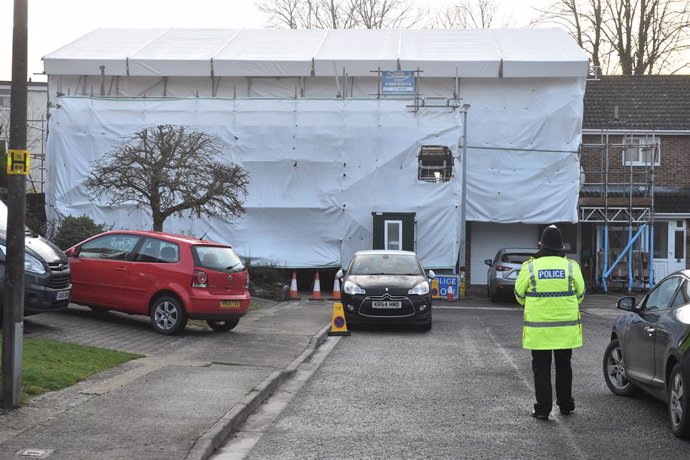 Archivo - 04 March 2019, England, Salisbury: A police officer stands outside the home of Russian spy sergei skripal on the first anniversary of his poisoning. Skirpal and his daughter, Yulia, were found collapsed on a park bench in Salisbury city centre