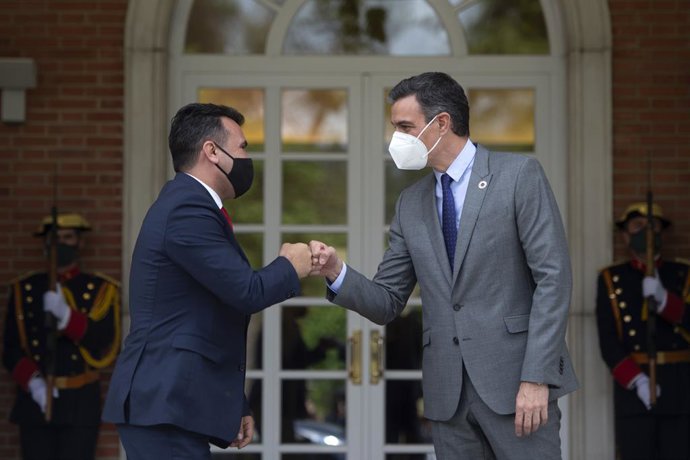 El presidente del Gobierno, Pedro Sánchez (d) recibe al primer ministro de la República de Macedonia del Norte, Zoran Zaev (i), en el Complejo de La Moncloa, a 12 de mayo de 2021, en Madrid (España). Esta reunión es una muestra más de la buena sintonía 
