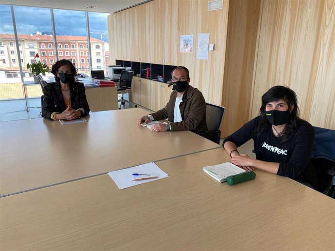 Itziar Gómez con los representantes de Greenpeace, Luís Ferreirim y Lorea Flores