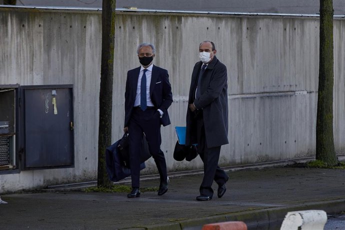 Archivo - El abogado del PP, Jesús Santos (i), a su llegada al juicio por la presunta caja 'b' del PP, que comienza este lunes, en San Fernando de Henares, Madrid, (España), a 8 de febrero de 2021. El juicio se centrará en las declaraciones de Bárcenas 