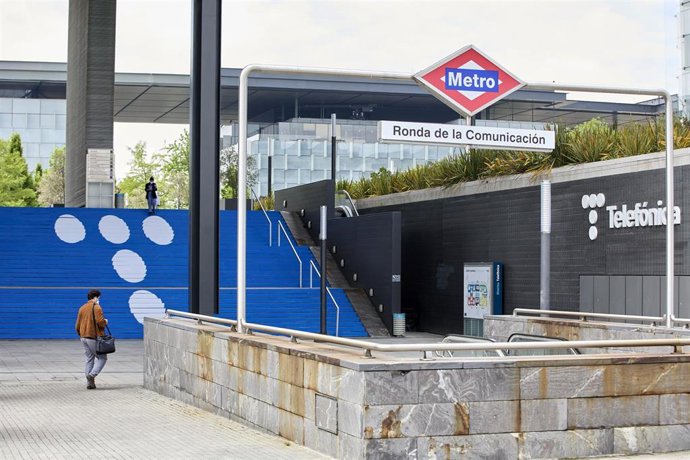 Metro al lado del edificio de la sede de Telefónica, a 27 de abril de 2021, en Madrid, (España).
