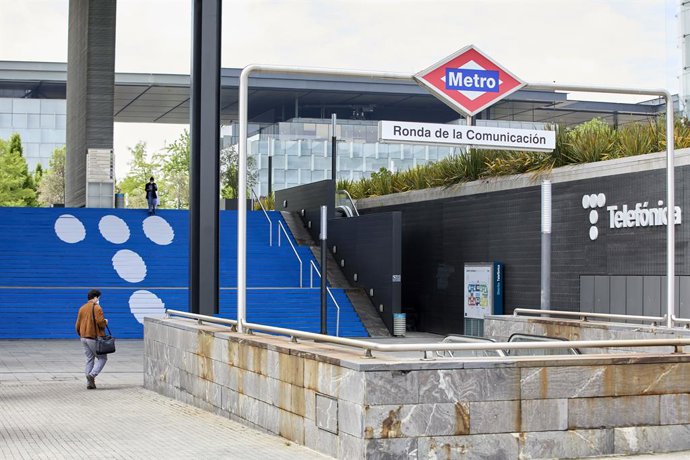 Metro al lado del edificio de la sede de Telefónica, a 27 de abril de 2021, en Madrid, (España). Telefónica ha cambiado su imagen por primera vez en más de dos décadas con un nuevo logo que rememora las míticas cabinas telefónicas. Su nueva imagen, que 