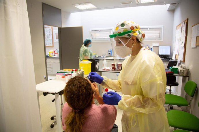 Archivo - Una mujer se somete a una prueba de antígenos en un dispositivo de cribado masivo instalado en el centro de salud de San Fernando, en Badajoz.