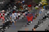 Ewan remonta con fe en Cattolica y Landa abandona tras caída