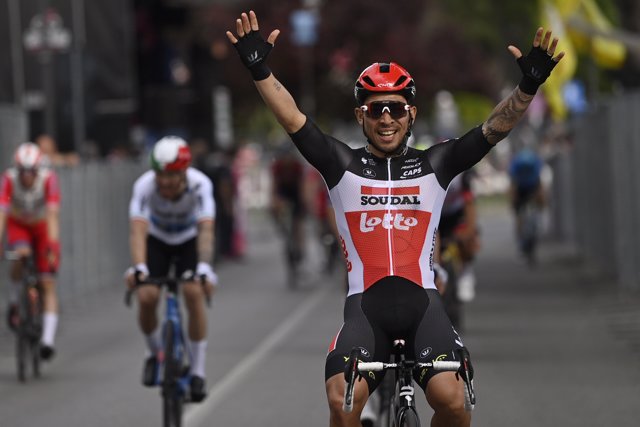 El ciclista australiano Caleb Ewan (Lotto Soudal) gana la quinta etapa del Giro de Italia 2021, disputada entre Modena y Cattolica