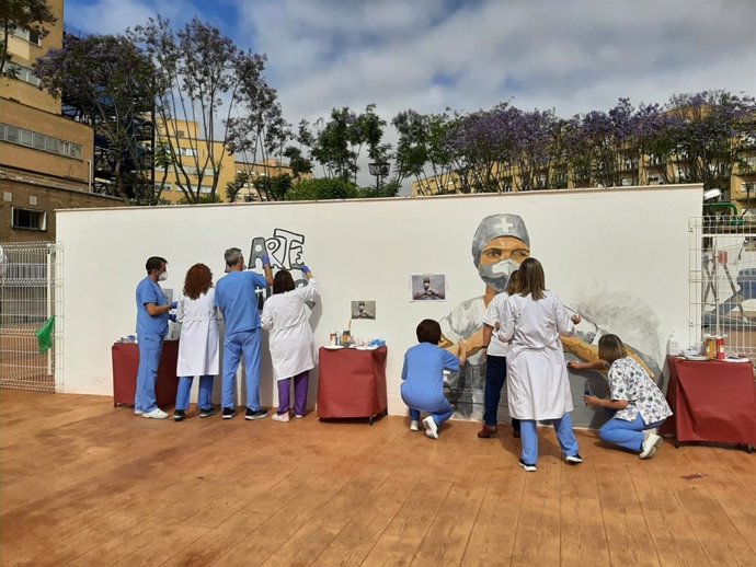 Mural pintado por sanitarios junto al Hospital de la Mujer