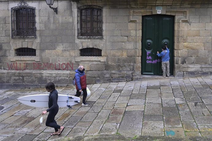 Archivo - El cuidador de la Casa Cornide y testigo de los Franco en el juicio por su ocupación por nueve activistas en 2017, cierra la puerta del inmueble, en A Coruña, Galicia (España), a 10 de febrero de 2021. Cinco de los ocho activistas que el marte