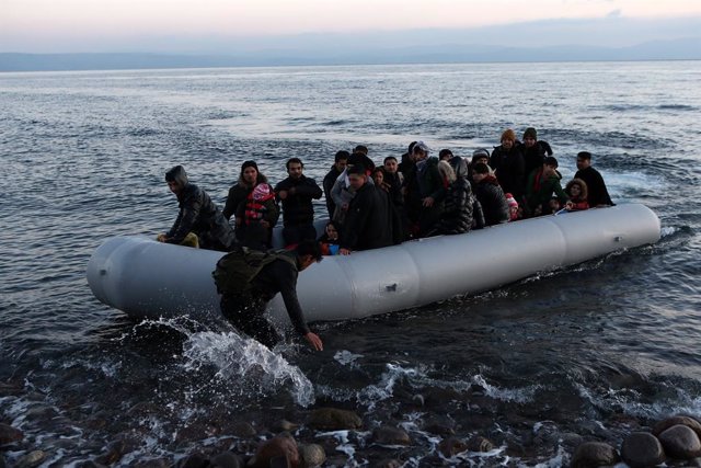 Archivo - Una embarcación con migrantes llegaa la isla griega de Lesbos