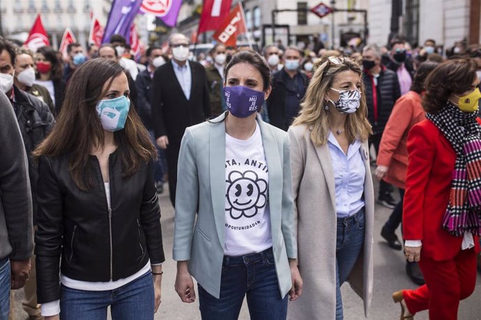 (I-D) La ministra de Derechos Sociales y Agenda 2030, Ione Belarra; la ministra de Igualdad, Irene Montero; la vicepresidenta tercera y ministra de Trabajo, Yolanda Díaz, y la vicepresidenta primera, Carmen Calvo, durante una manifestación con motivo de