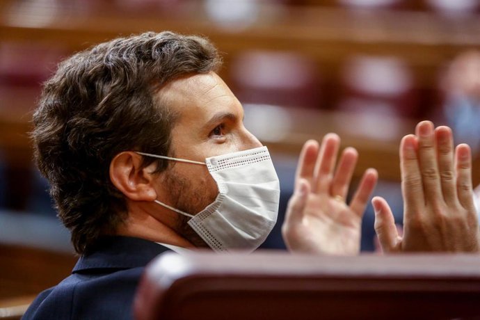 El líder del PP, Pablo Casado, aplaude en una sesión de control en el Congreso de los Diputados, a 12 de mayo de 2021, en Madrid, (España).