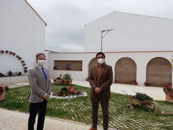 El delegado territorial de Turismo en Córdoba, Ángel Pimentel (izda.), en su visita a Los Blázquez.