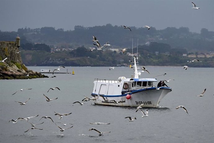 Archivo - Un barco de flota artesanal, tras la convocatoria de paro por parte de la Federación Galega de Cofradías de Pescadores en la dársena de A Marina en A Coruña, Galicia (España), a 26 de marzo de 2021. El objetivo del paro es mostrar rechazo ante