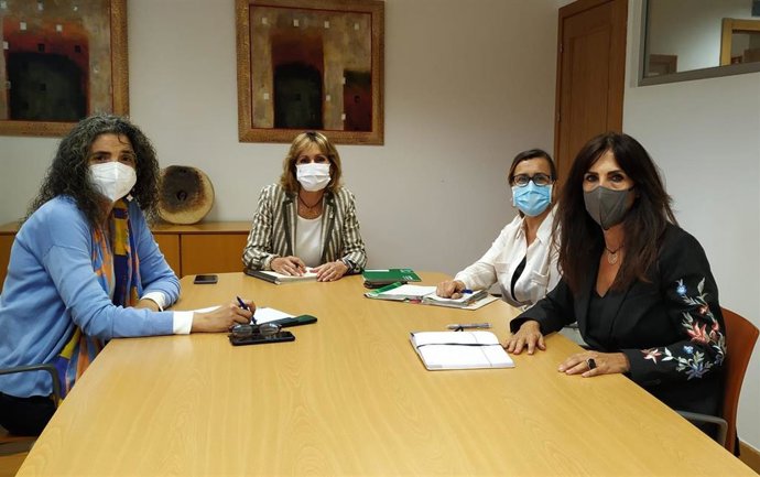 La delegada de Educación y Deporte de la Junta de Andalucía en Córdoba, Inmaculada Troncoso (centro), en el encuentro con Adián.