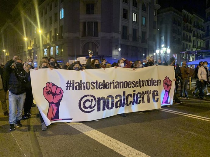 Archivo - Unos 800 trabajadores del sector hostelero y ocio nocturno catalán se concentran en la plaza Sant Jaume de Barcelona en protesta contra las restricciones aplicadas a causa del Covid-19, el 21 de diciembre de 2020.