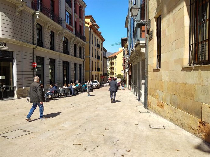 Archivo - Terrazas en Oviedo al inicio de la primavera, con un día de sol.