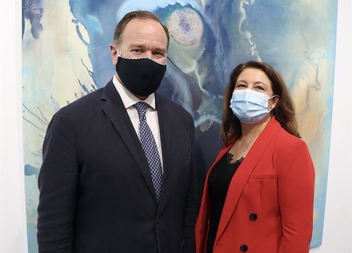 La consejera de Agricultura, Ganadería, Pesca y Desarrollo Sostenible, Carmen Crespo, junto al presidente de Asaja Huelva, José Luis García-Palacios.