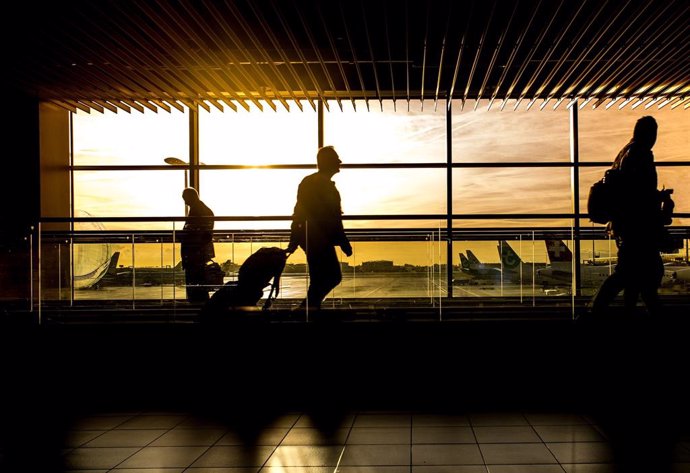 Archivo - Personas en aeropuerto.