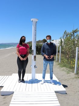 El alcalde de Torrox, Óscar Medina, y la edil de Playas, Verónica Muñoz, informan sobre playas