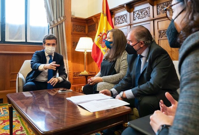 El líder del PP, Pablo Casado, se reúne con la AVT en su despacho del Congreso de los Diputados. En Madrid, a 12 de mayo de 2021.