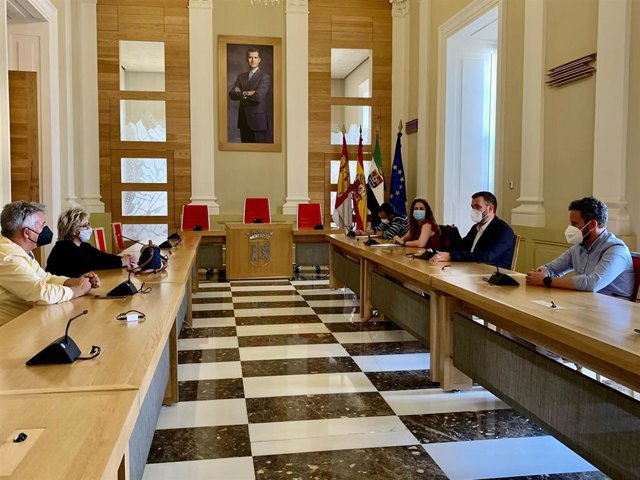 Reunión entre el Gobierno local y los feriantes que han decidido celebrar la Feria de Cáceres en septiembre