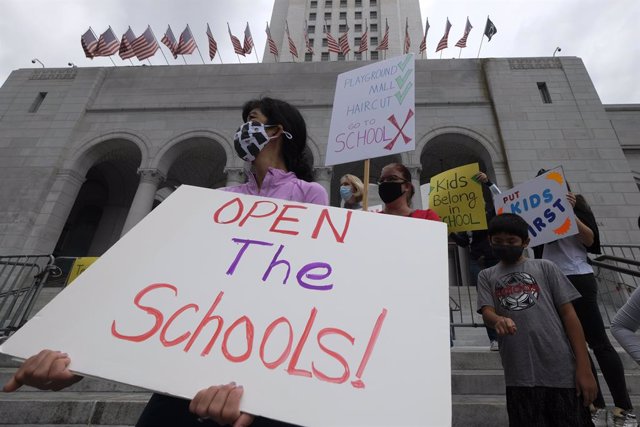 Archivo - 24 October 2020, US, Los Angeles: People take part in a protest demanding schools opening, amid the spread of the coronavirus. Photo: Ringo Chiu/ZUMA Wire/dpa