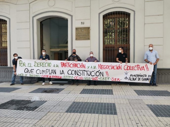 Los representantes sindicales en la sede del Defensor del Pueblo