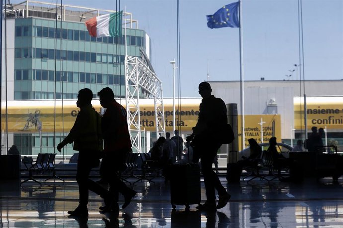 Archivo - Pasajeros junto a un aeropuerto en Italia.