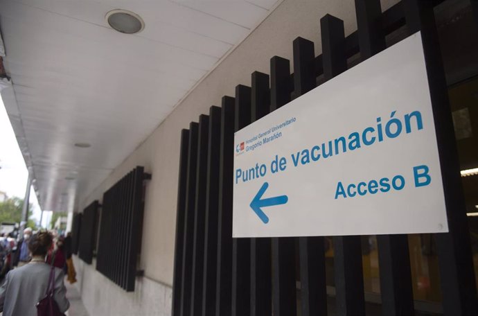 Señalización para recibir la vacuna contra el Covid-19, a 27 de abril de 2021, en el Hospital Gregorio Marañón, Madrid, (España). A este centro hospitalario, que lleva desde el pasado 10 de abril inoculando la vacuna de Pfizer contra el Covid-19 a perso
