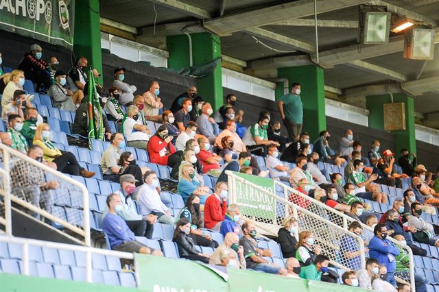 Archivo - Fans in the stands during the first soccer match with the public after the COVID19 pandemic in SmartBank League between Racing de Santander and Athletic Club de Bilbao B at El Sardinero Stadium on September 23, 2020, in Santander, Spain.