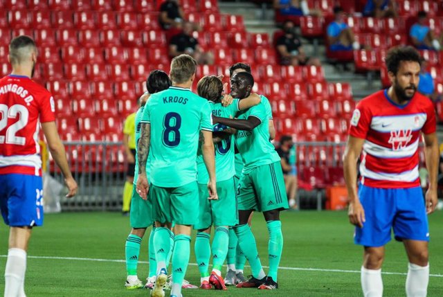 Archivo - Los jugadores del Real Madrid celebran un gol en el Granada-Real Madrid de LaLiga Santander 2019-2020