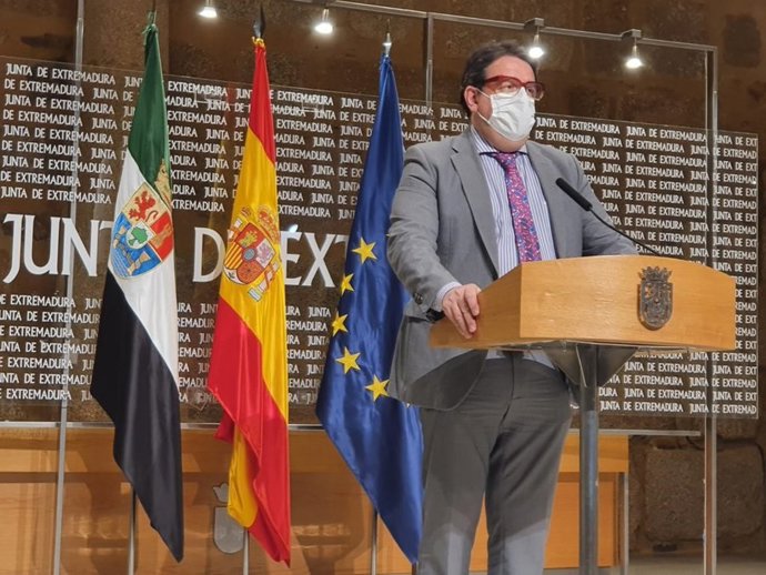 El vicepresidente segundo y consejero de Sanidad y Servicios Sociales de la Junta, José María Vergeles, en rueda de prensa