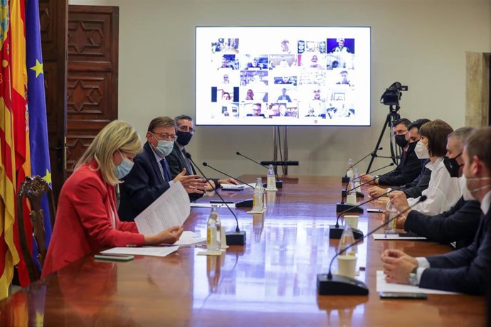 Reunión del presidente de la Generalitat, Ximo Puig, y la consellera de Justicia, Gabriela Bravo, con alcaldes de municipios costeros