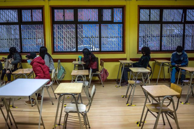 06 May 2021, Chile, Osorno: Pupils wear face masks as they maintain their social distancing inside a classroom at St. Albert's School on the first day of reopening of schools after nine weeks of full quarantine. Photo: Fernando Lavoz/Agencia Uno/dpa