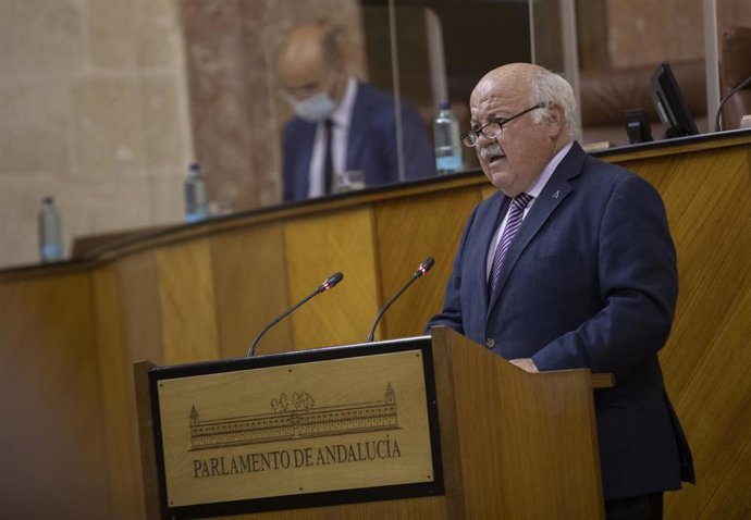 El consejero de Salud y Familias, Jesús Aguirre, durante la primera jornada del Pleno del Parlamento de Andalucía, a 12 de mayo de 2021, en Sevilla (Andalucía, España).