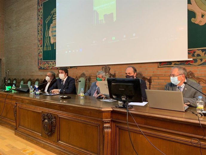 El consejero de Fomento y Medio Ambiente, Juan Carlos Suárez-Quiñones, participa en la mesa redonda 'La ganadería y el lobo', organizada por la Academia de Ciencias Veterinarias de Castilla y León.