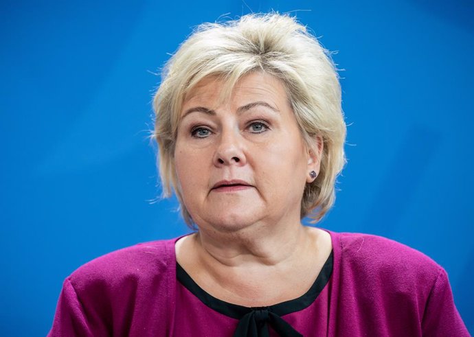 Archivo - FILED - 15 October 2019, Berlin: Norway's Prime Minister Erna Solberg holds a press conference. Norwegian police said on Friday they have fined Prime Minister Erna Solberg for breaking COVID-19 social distancing rules when she organised a fami