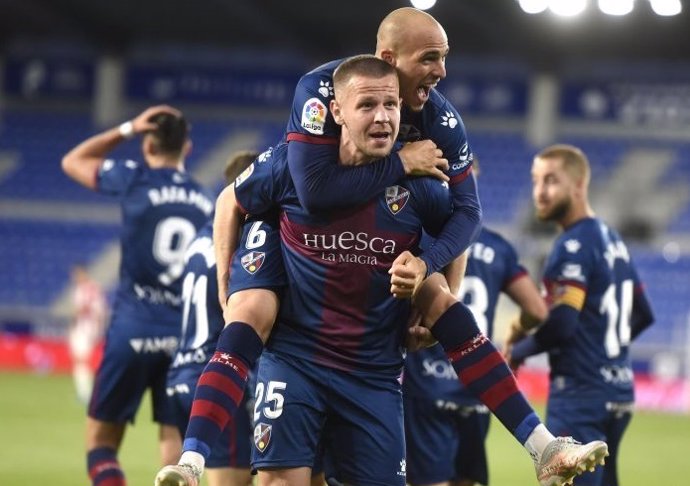 Sandro Ramírez celebra el gol del Huesca ante el Athletic, subido en su compañero Denis Vavro