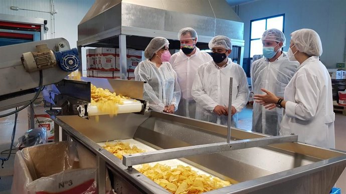 Visita de Francisco Reyes a la empresa jiennense Patatas Santo Reino
