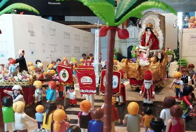 Un artista de Getafe ha montado un diorama con los clics de Playmobil que representa la tradicional bajada de la Virgen de los Ángeles.