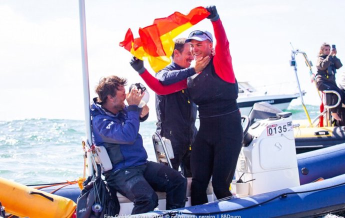 El regatista español Joan Cardona celebrando su subcampeonato mundial en la clase Finn