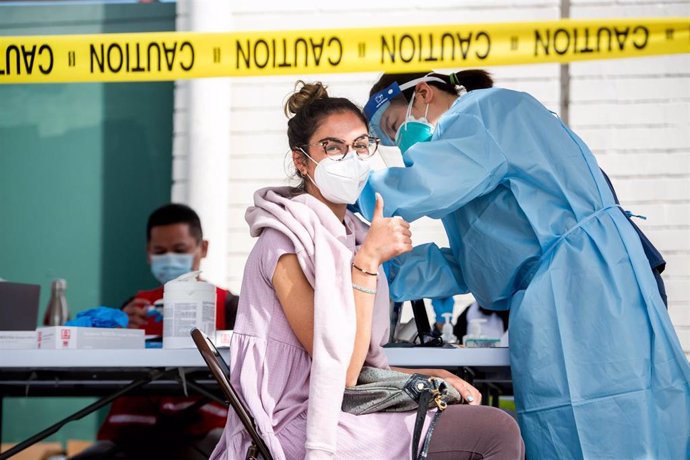 Archivo - Una mujer recibe la vacuna contra el coronavirus en Los Angeles