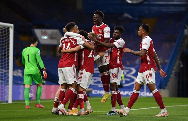 12 May 2021, United Kingdom, London: Arsenal players celebrate their first goal during the English Premier League soccer match between Chelsea and Arsenal at Stamford Bridge. Photo: Shaun Botterill/PA Wire/dpa