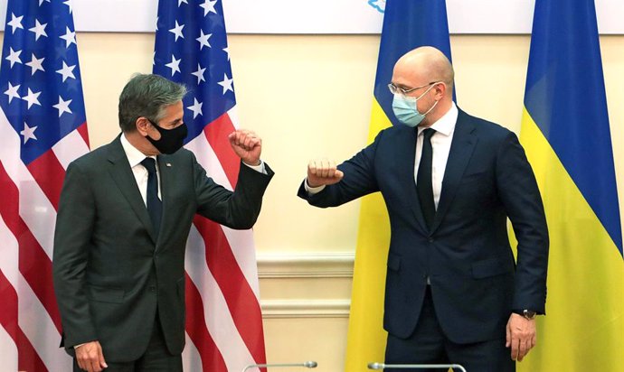 06 May 2021, Ukraine, Kyiv: Ukrainian Prime Minister Denys Shmyhal (R)and USsecretary of state Antony Blinken greet each other before their meeting. Photo: -/Ukrinform/dpa