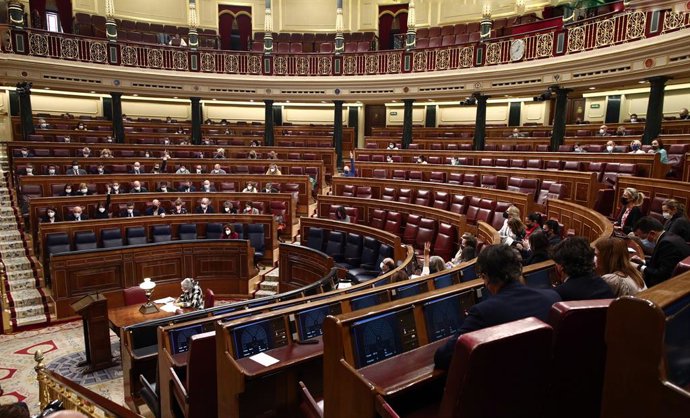 Archivo - Miembros del hemiciclo durante una sesión plenaria en el Congreso de los Diputados, Madrid, (España), a 18 de marzo de 2021. El pleno estará marcado, entre otras cuestiones, por el proyecto de Ley de medidas urgentes de prevención, contención 