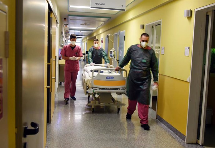 Trabajadores sanitarios con un paciente en un hospital en Alemania
