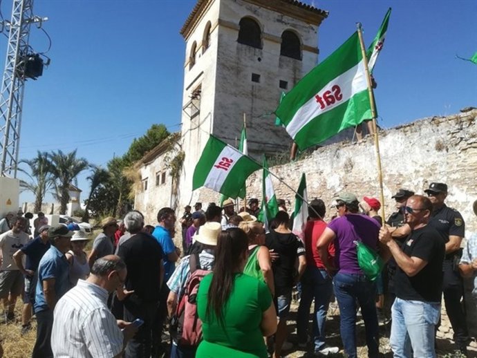Archivo - Protesta frente al cortijo de Gambogaz