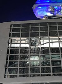 La Línea (Cádiz) vive la tercera noche de disturbios con un impacto de fuego real a un furgón policial