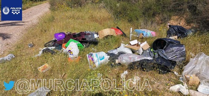 Imagen de la basura arrojada en el parque natural